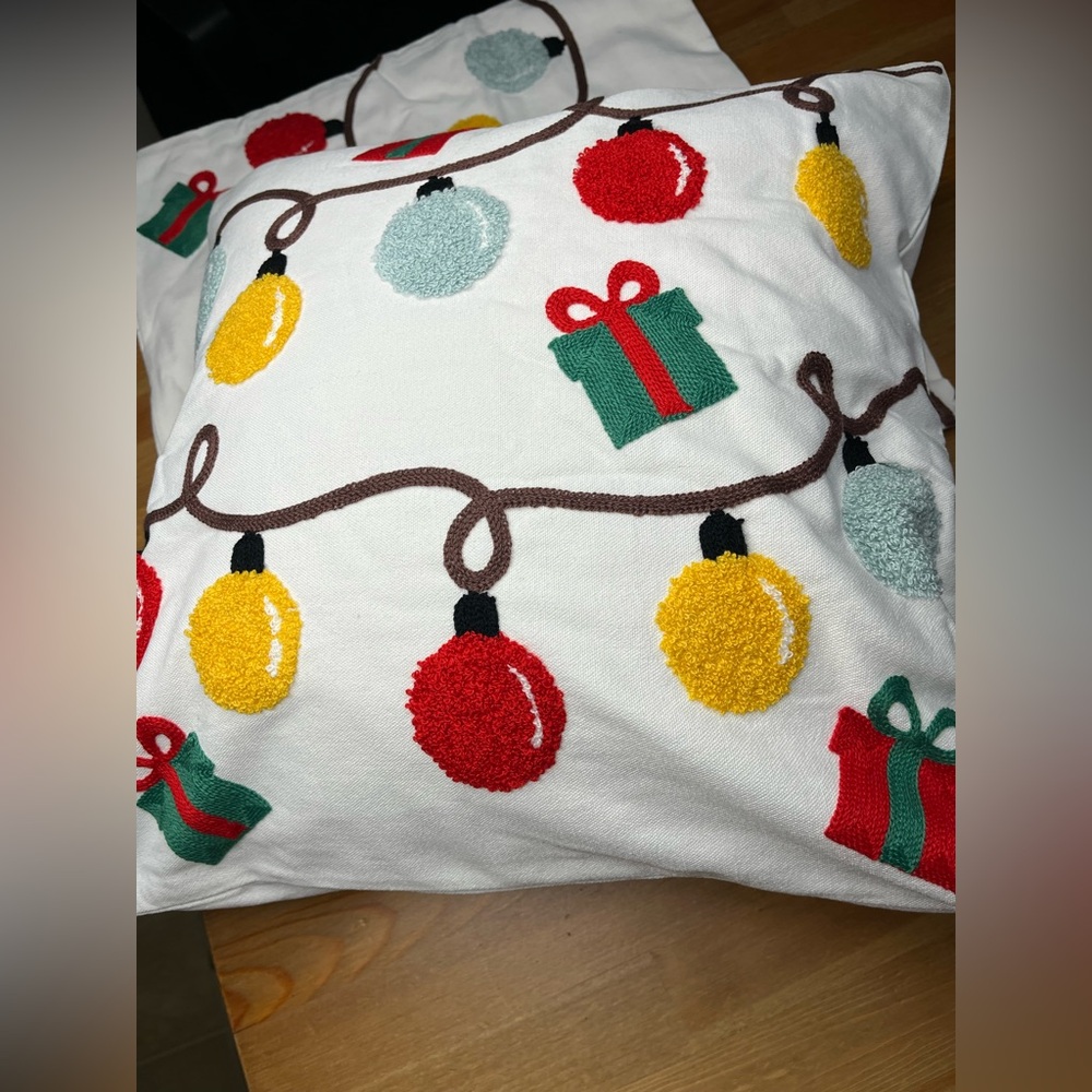Festive Holiday Pillow Cases. Pillows not included. 1 set (2pcs). - Picture 6 of 10